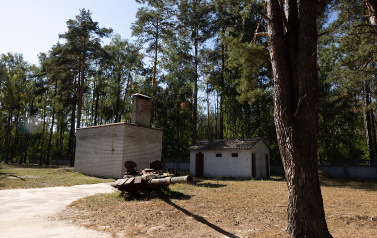Gelände der Schule von Yahidne mit einem zerstörten Militärfahrzeug; im Keller der Schule hielten russische Truppen 2022 Hunderte Dorfbewohner fest.